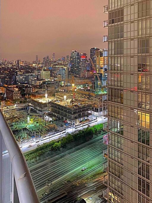 Stunning Condo Wit Amazing View 5Mins From Cntower Toronto Esterno foto