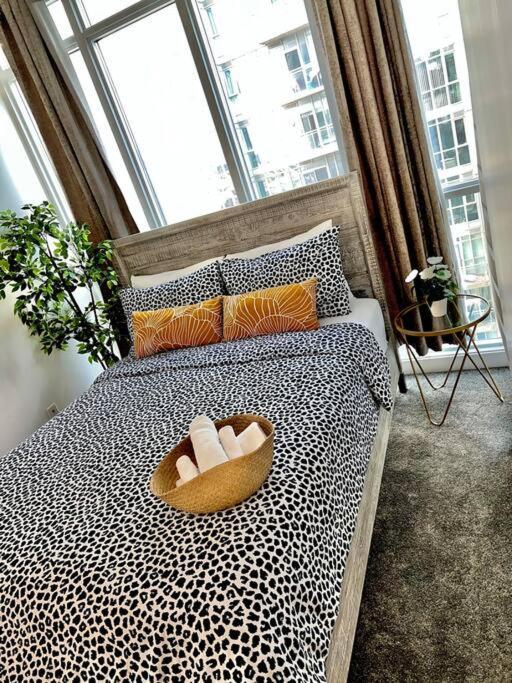 Stunning Condo Wit Amazing View 5Mins From Cntower Toronto Esterno foto